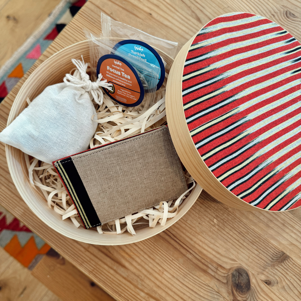 İçinde kanvas-deri kartlık, bir kese fındık ve iki adet tek kullanımlık çay bulunan konsept kutu, hediye olarak tercih edilebilir.