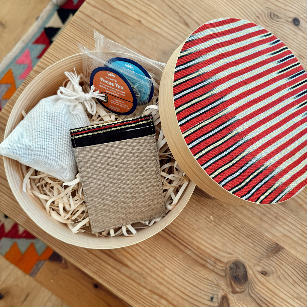 İçinde kanvas kartlık, bir kese fındık ve iki adet tek kullanımlık çay bulunan konsept kutu, hediye olarak tercih edilebilir.